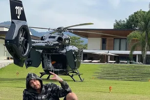 Imagem ilustrativa da imagem VÍDEO | Neymar chega de helicóptero para primeiro treino após voltar ao Santos