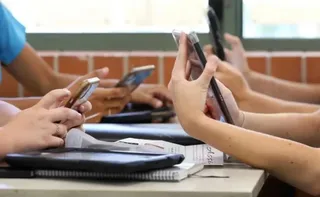 Imagem ilustrativa da imagem Volta às aulas com proibição do celular para 400 mil alunos do ES