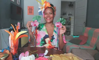 Imagem ilustrativa da imagem Aprenda a fazer um arco com flores e presilha de orquídea para curtir o Carnaval