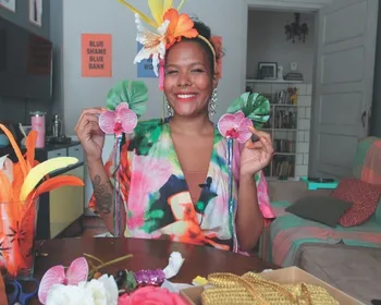Imagem ilustrativa da imagem Aprenda a fazer um arco com flores e presilha de orquídea para curtir o Carnaval