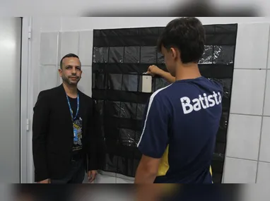 Anailê Santos Goulart dirige um caminhão rosa chamado carinhosamente de “Jacaré” e inspira outras mulheres a seguirem a profissão | Foto: Repreodução/Instagram