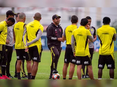 Jogadores do Fluminense disputam a bola com o Volta Redonda | Foto: Lucas Merçon/Fluminense