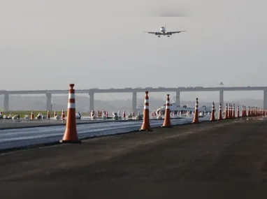 Imagem ilustrativa da imagem Avião arremete para desviar de embarcação no aeroporto Santos Dumont, no Rio