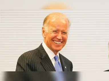 Imagem ilustrativa da imagem Casa Branca compartilha foto oficial de Biden substituída por assinatura automática