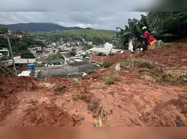 Na imagem, é possível ver que a amarração na cortina se assemelha a duas pernas