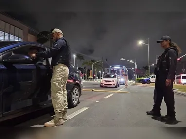 Câmera de videomonitoramento mostra os suspeitos revirando lixo na frente do prédio antes de cometerem o assalto | Foto: Reprodução de vídeo