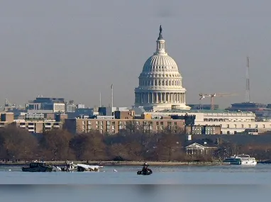 O presidente dos Estados Unidos, Donald Trump, fala na sala de imprensa James Brady, na Casa Branca, em Washington (DC), nesta quinta-feira, 30 de janeiro de 2025. Ele afirmou que não houve sobreviventes do acidente de avião em Washington, que ocorreu na noite desta quarta-feira, 29. O republicano culpou, sem provas, as políticas de diversidade pelo acidente, mas também disse estranhar a falta de movimentação do helicóptero militar poucos segundos antes da colisão