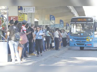 Caixa d'água de shopping em Vila Velha apresenta vazamento; veja o vídeo