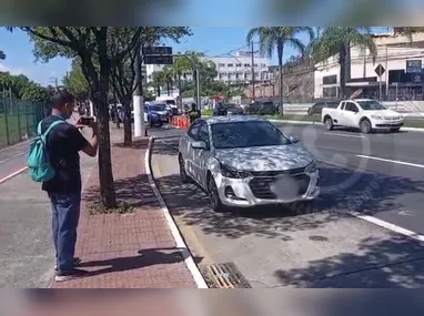 Homem foi detido pela PM após ser flagrado por câmera de segurança furtando objetos dentro de caminhão, na Serra