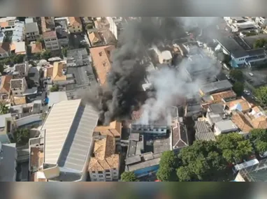 Mais de 30 viaturas e cerca de 90 bombeiros atuaram no combate às chamas