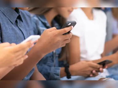 Imagem ilustrativa da imagem Jovens chamam proibição de celulares na escola de 'micão' e debatem como burlar lei