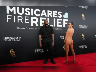 Imagem ilustrativa da imagem Bianca Censori posa nua em pôster de filme produzido por Kanye West