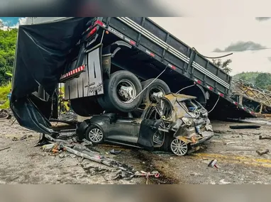 Acidente envolveu um ônibus de viagem, uma carreta e um carro