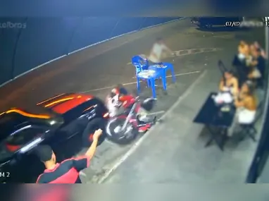 Vídeo publicado nas redes sociais mostra uma motocicleta caída na via