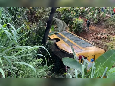 Imagem ilustrativa da imagem Ônibus escolar com 20 crianças se envolve em grave acidente no ES