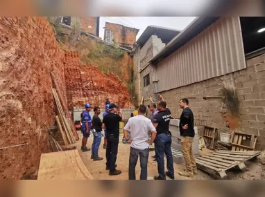 Câmera de videomonitoramento mostra os suspeitos revirando lixo na frente do prédio antes de cometerem o assalto | Foto: Reprodução de vídeo