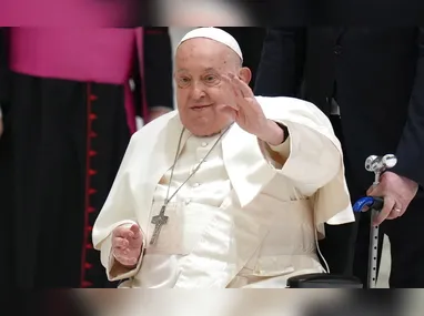 Mulher deixa rosário perto de velas com a foto do papa Francisco do lado de fora do Hospital Policlínico Universitário Agostino Gemelli, em Roma, na Itália, onde o pontífice segue internado