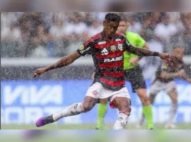 Jogadores do Ajax fazem o reconhecimento do gramado no Estádio Rei Balduíno