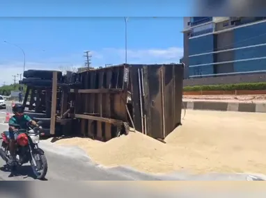 Imagem ilustrativa da imagem VÍDEO | Carreta tomba na Rodovia do Sol e complica trânsito em Vila Velha