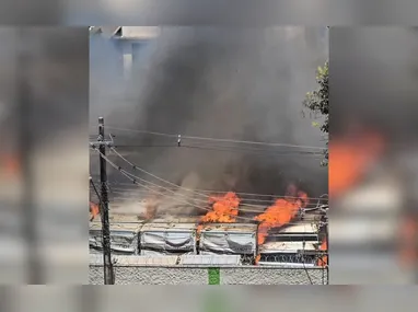 Imagem ilustrativa da imagem VÍDEO | Incêndio atinge estacionamento de unidade de saúde na Serra