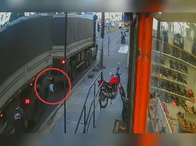Imagem ilustrativa da imagem VÍDEO | Motociclista escapa ilesa após ser atropelada por carreta no ES