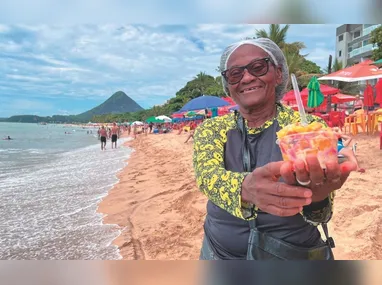 Imagem ilustrativa da imagem Venda de salada de frutas na praia aos 80 anos: "Precisava comer"