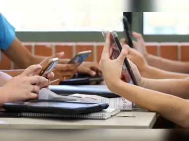 Imagem ilustrativa da imagem Volta às aulas com proibição do celular para 400 mil alunos do ES