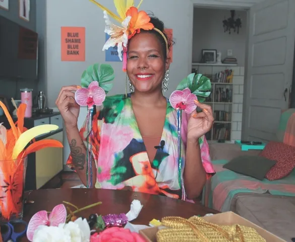 Imagem ilustrativa da imagem Aprenda a fazer um arco com flores e presilha de orquídea para curtir o Carnaval