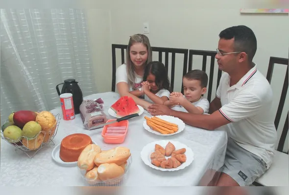 Nathalia e Aristóbulo Barbosa ensinam os filhos gêmeos Efraim e Eloá, de 4 anos, a agradecerem antes das refeições | Foto: Fábio Nunes/AT