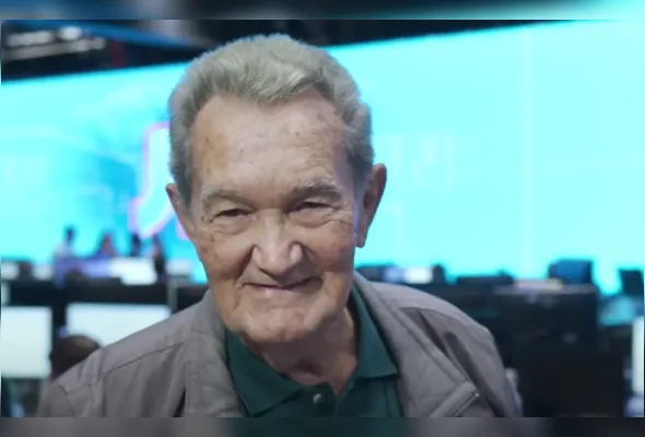 Léo Batista tem 92 anos e foi diagnosticado com tumor no pâncreas após dor abdominal