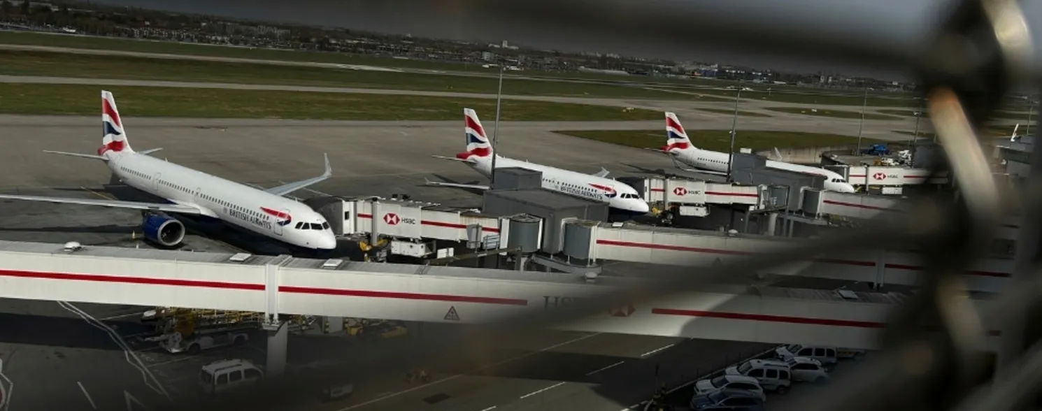 Imagem ilustrativa da imagem Reino Unido: Aeroporto de Heathrow retoma lentamente voos depois de incêndio