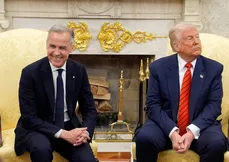 O primeiro-ministro do Canadá, Mark Carney, e o presidente dos EUA, Donald Trump, durante encontro na Casa Branca, em Washington (DC), nesta terça-feira (6)