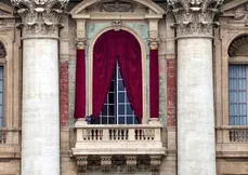 Será nesta janela que o anúncio do novo papa será feito; Vaticano instalou as cortinas vermelhas nos preparativos para o conclave