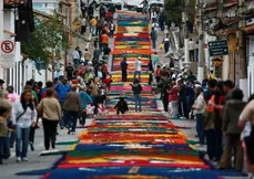 Uma das tradições do feriado de Corpus Christi é a elaboração de tapetes coloridos feitos de serragem colorida contanto a história de Cristo