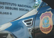 Carro da Polícia Federal em frente a prédio do INSS: apontadas falhas graves na documentação dos descontos