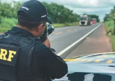 Policial Rodoviário com um radar portátil para medir a velocidade da via: infração pode ocasionar até perda da CNH