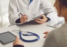 Médico é demitido após receitar dose excessiva de remédio; abuso sexual é exposto