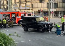 Movimentação de policiais e socorristas no local onde um motorista dirigindo um carro de luxo da Mercedes avançou contra grupo de pessoas e deixou ao menos três feridos no distrito de Olgaeck, em Stuttgart, na Alemanha, nesta sexta-feira, 2. O Motorista do veículo foi preso, disse a polícia