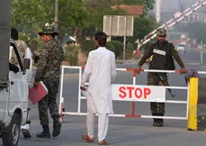 Soldados paramilitares paquistaneses montam guarda em um posto de controle em Wagah, cidade onde fica a única passagem da fronteira entre Índia e Paquistão, perto de Lahore, no Paquistão, nesta quarta-feira, 30 de abril de 2025