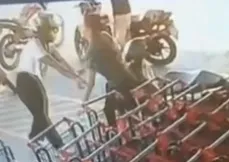 Imagens de câmeras de segurança mostram o momento em que Evelyn ataca a vítima