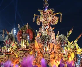 Imagem ilustrativa da imagem Água, fogo e fumaça marcam desfiles do 1º dia do grupo especial do Rio
