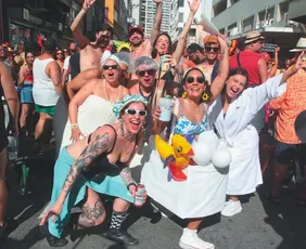 Imagem ilustrativa da imagem Casal faz despedida de solteiro durante a folia no Centro de Vitória