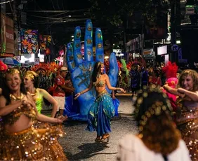 Imagem ilustrativa da imagem Chuva não apaga o brilho das escolas de samba de Guarapari no 3º dia de Carnaval