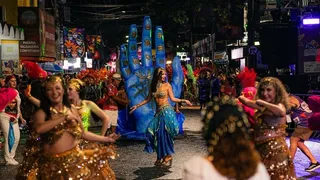 Imagem ilustrativa da imagem Chuva não apaga o brilho das escolas de samba de Guarapari no 3º dia de Carnaval