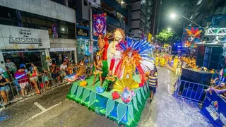 Imagem ilustrativa da imagem Desfiles das escolas de samba encantam foliões no 2º dia de Carnaval em Guarapari