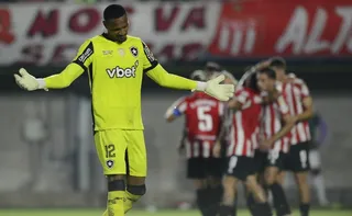 Imagem ilustrativa da imagem Botafogo leva frango, perde para o Estudiantes e se complica na Libertadores; veja