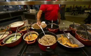 Imagem ilustrativa da imagem Brasileiro perde 5,89 minutos de vida por porção de comida consumida, diz estudo