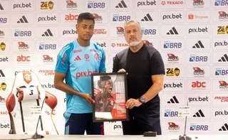 Imagem ilustrativa da imagem Bruno Henrique recebe homenagem pelos 100 gols no Flamengo