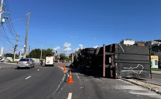 Imagem ilustrativa da imagem Carreta carregada de pneus tomba ao realizar curva na Vila Rubim