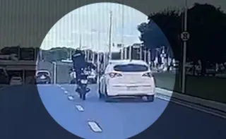 Imagem ilustrativa da imagem ES: Motorista flagra motociclista quebrando retrovisor de carro no trânsito